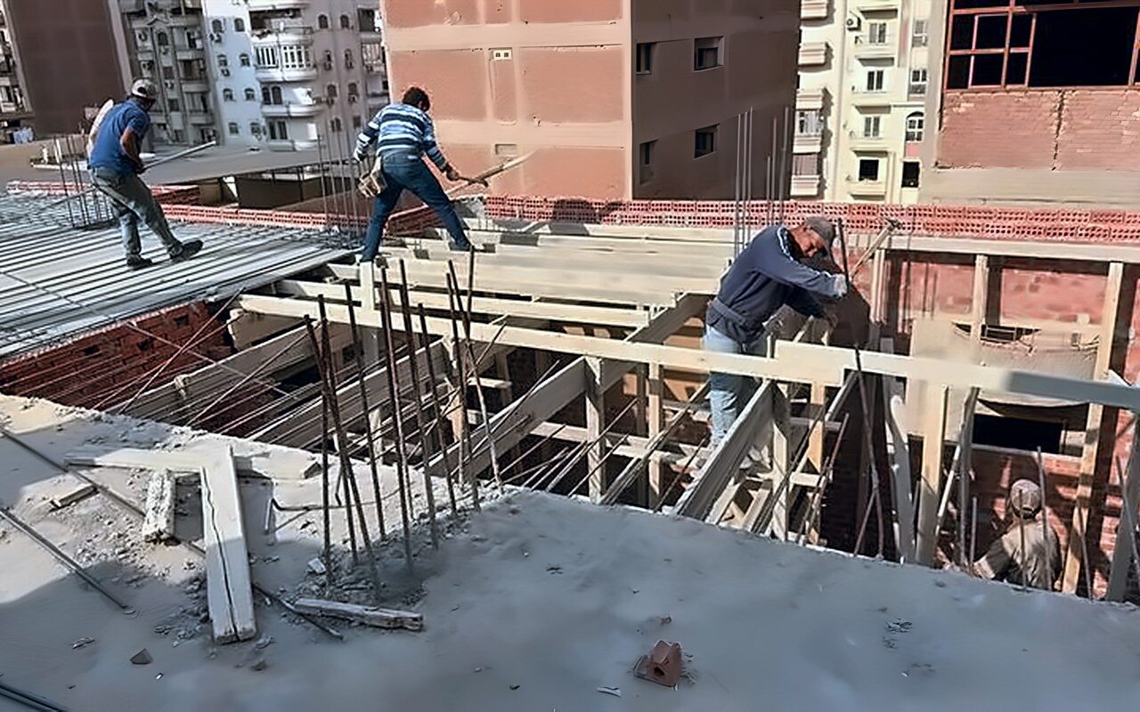 لتجاوزه النسبة القانونية، إزالة فورية لمخالفة بناء بحي الأشجار غرب المنصورة