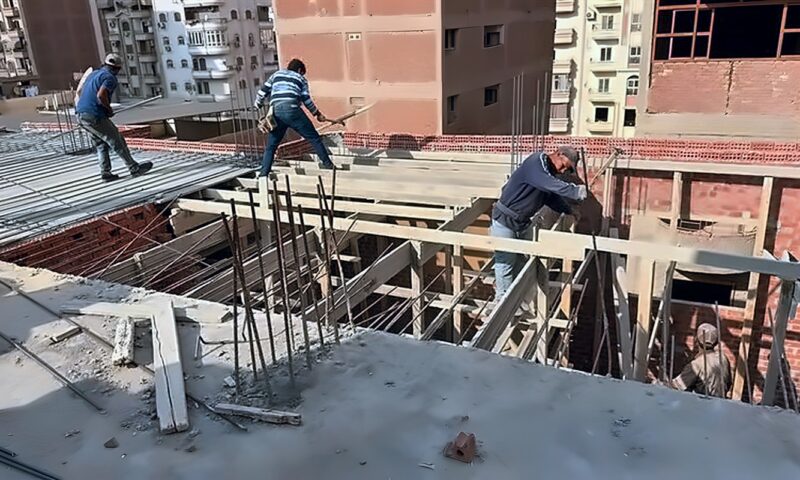 لتجاوزه النسبة القانونية، إزالة فورية لمخالفة بناء بحي الأشجار غرب المنصورة