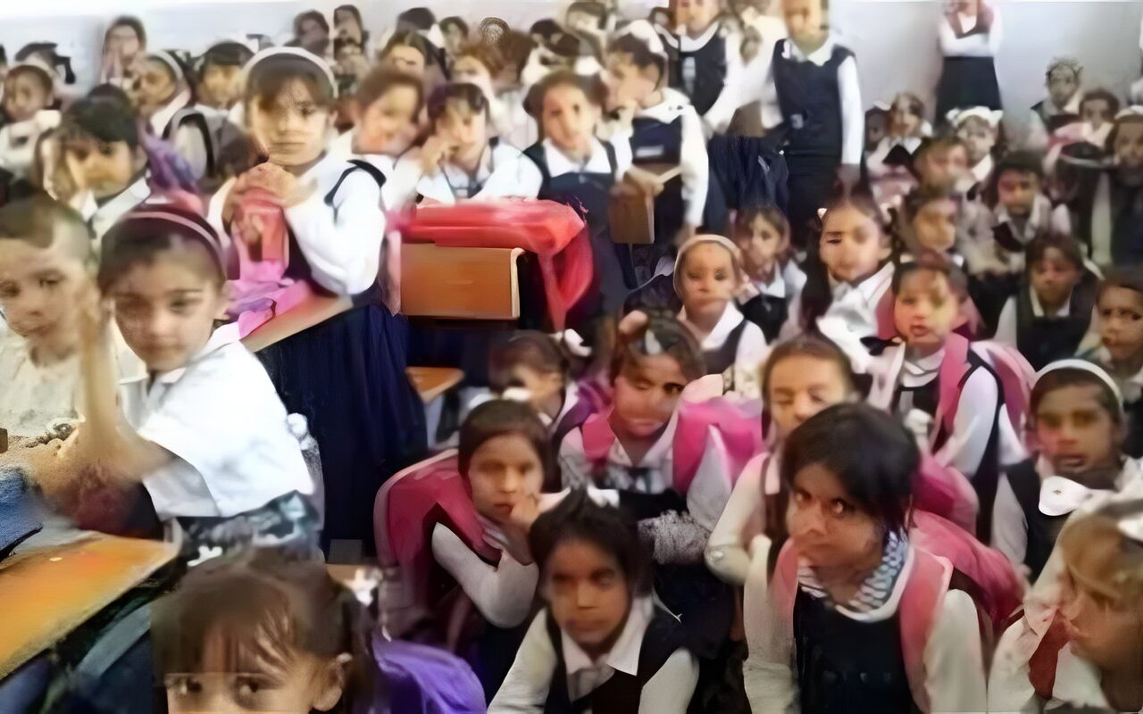 كثافة الفصول تشعل أزمة بالجيزة، هل يحل نقل الطلاب المشكلة أم ينقلها إلى مدارس أخرى؟