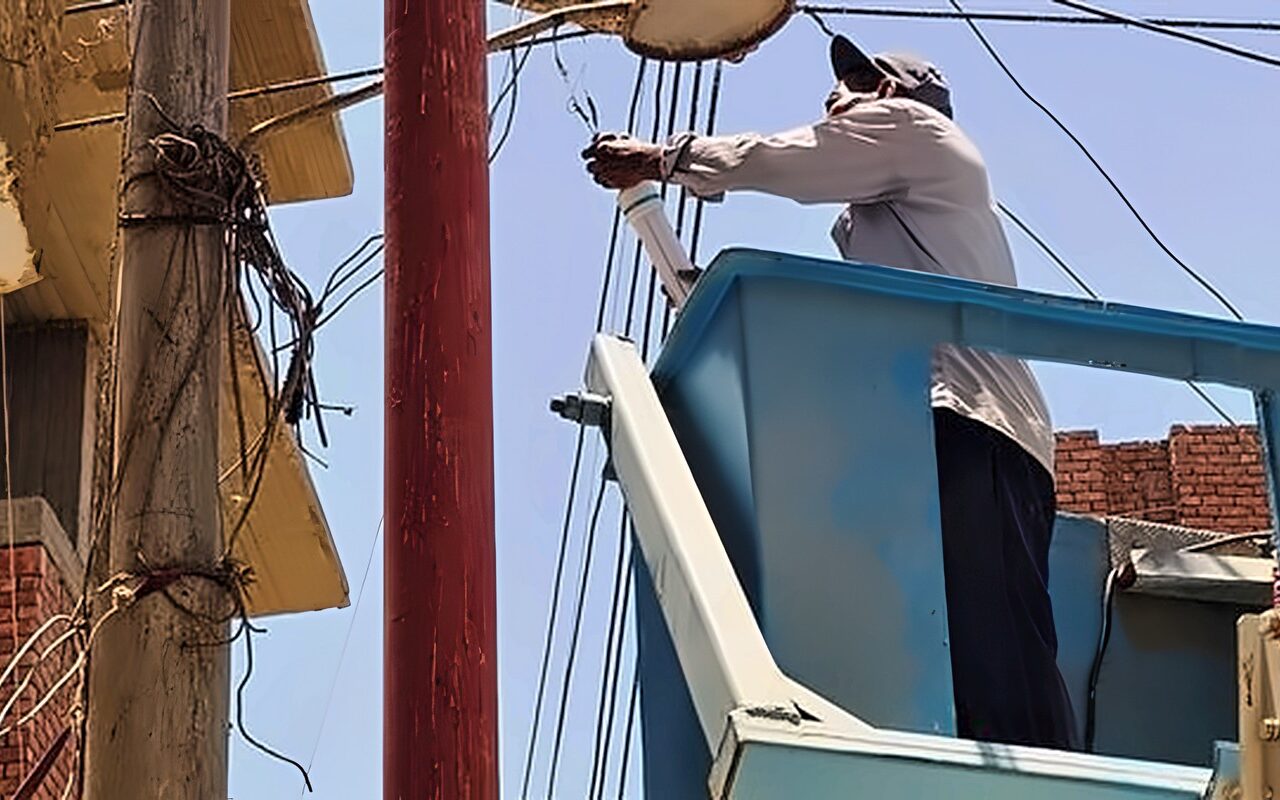 كوم أمبو ترفع كفاءة الإنارة العامة.. تركيب أعمدة وكشافات ليد وصيانة مستمرة للشوارع