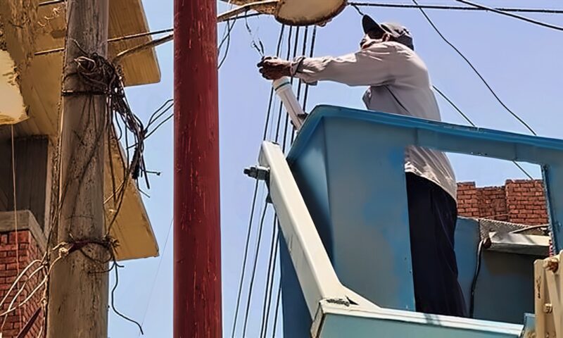 كوم أمبو ترفع كفاءة الإنارة العامة.. تركيب أعمدة وكشافات ليد وصيانة مستمرة للشوارع