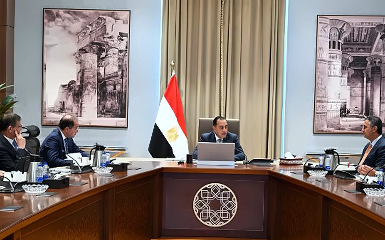 رئيس الوزراء يتابع سداد مستحقات قصب السكر للمزارعين.. ويناقش أسعار توريد السلع