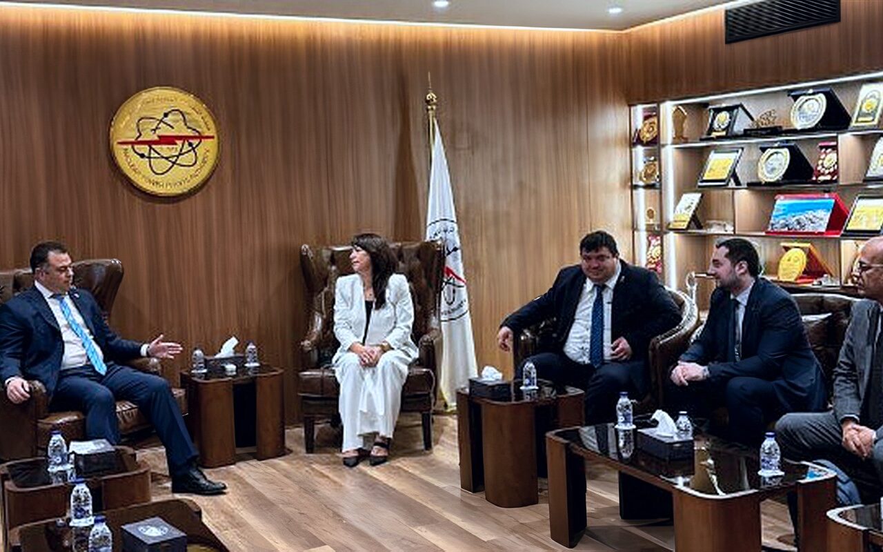 رئيس المحطات النووية يبحث مع « روساتوم» مشروع تحلية مياه البحر بالضبعة