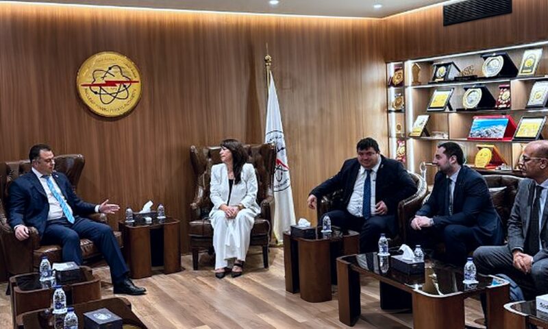 رئيس المحطات النووية يبحث مع « روساتوم» مشروع تحلية مياه البحر بالضبعة