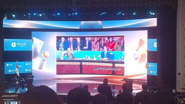 الرئيس السيسي يشاهد فيلما تسجيليا عن جلسات منتدى مصر على مدار 6 أيام