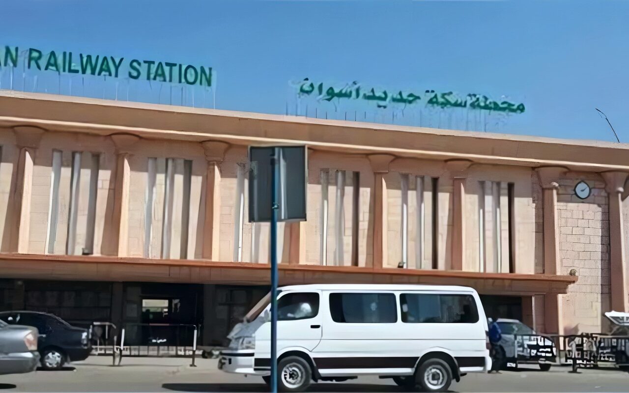 إصابة 5 أشخاص في تصادم جرار قطار بسيارة ربع نقل بأسوان.. والمحافظ يؤكد انتظام حركة القطارات