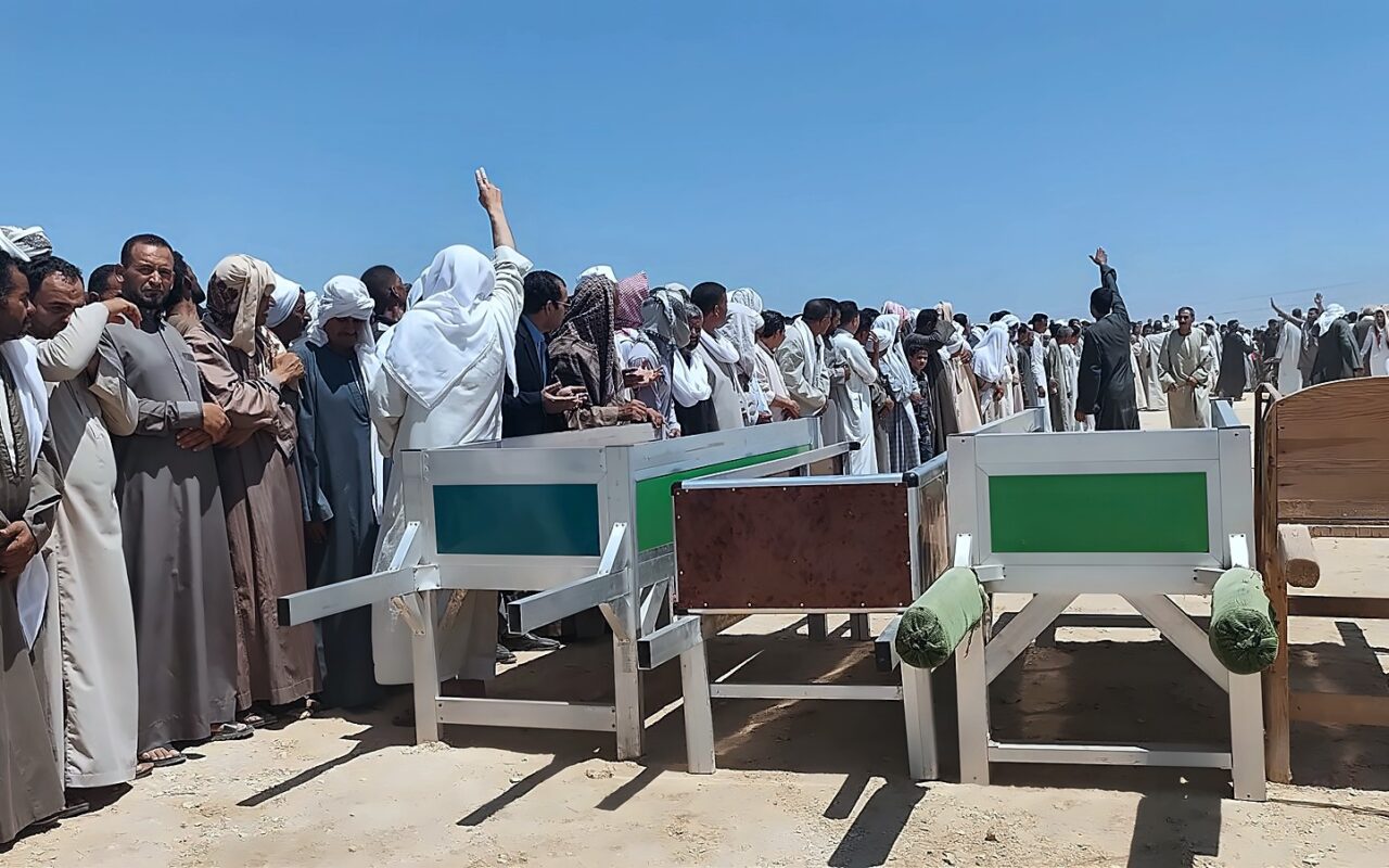 هل يجوز للنساء صلاة الجنازة جماعة على الميت؟ دار الإفتاء تجيب