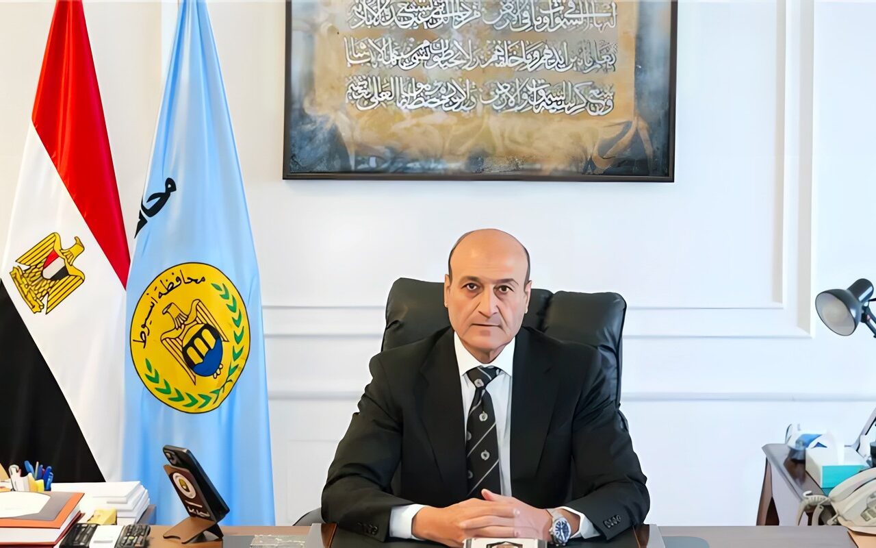 محافظ أسيوط يتابع تطوير طريق بني محمديات ويشدد الرقابة على التعديات الزراعية وحملات النظافة بديروط
