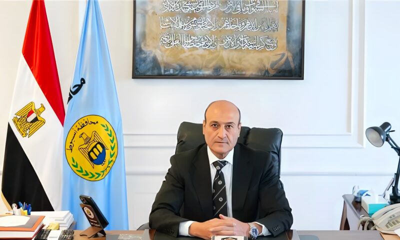 محافظ أسيوط يتابع تطوير طريق بني محمديات ويشدد الرقابة على التعديات الزراعية وحملات النظافة بديروط