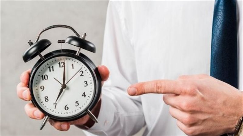 الإفتاء توضح حكم تأجيل العمل في الوقت الرسمي للحصول على أجر إضافي