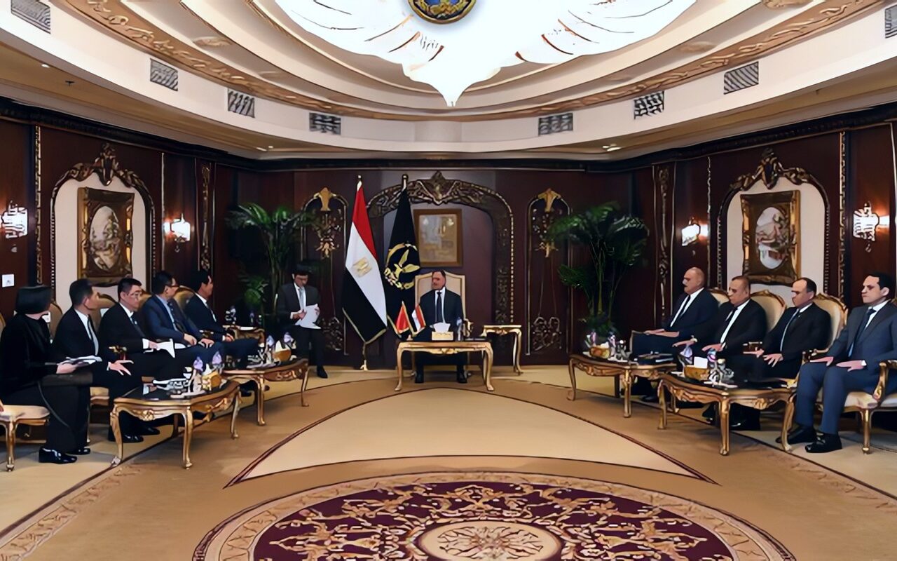 وزير الداخلية يبحث مع نائب وزير الأمن العام الصيني تعزيز التعاون الأمني