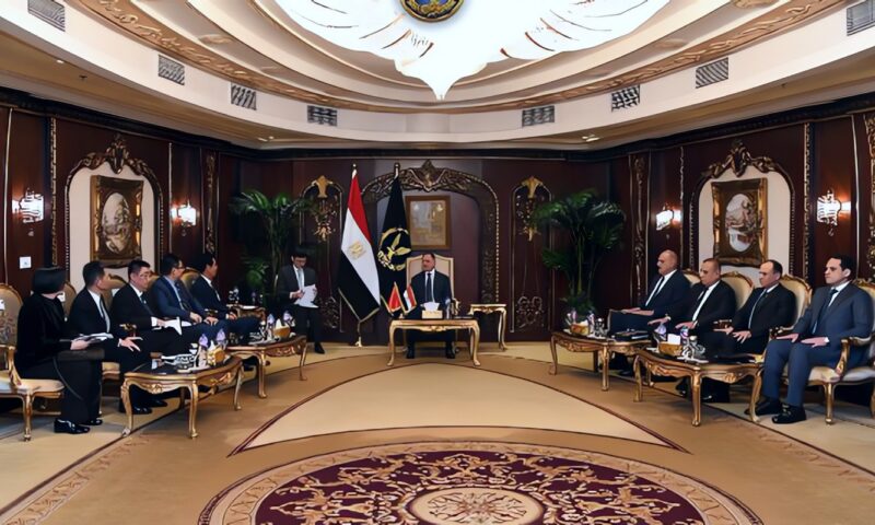 وزير الداخلية يبحث مع نائب وزير الأمن العام الصيني تعزيز التعاون الأمني