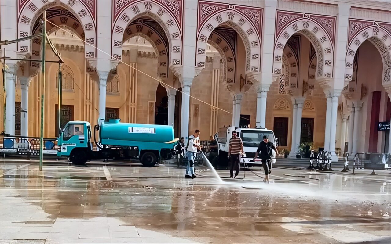 محافظ الغربية يتابع عمليات تعقيم وتطهير محيط المسجد الأحمدي عقب انتهاء المولد