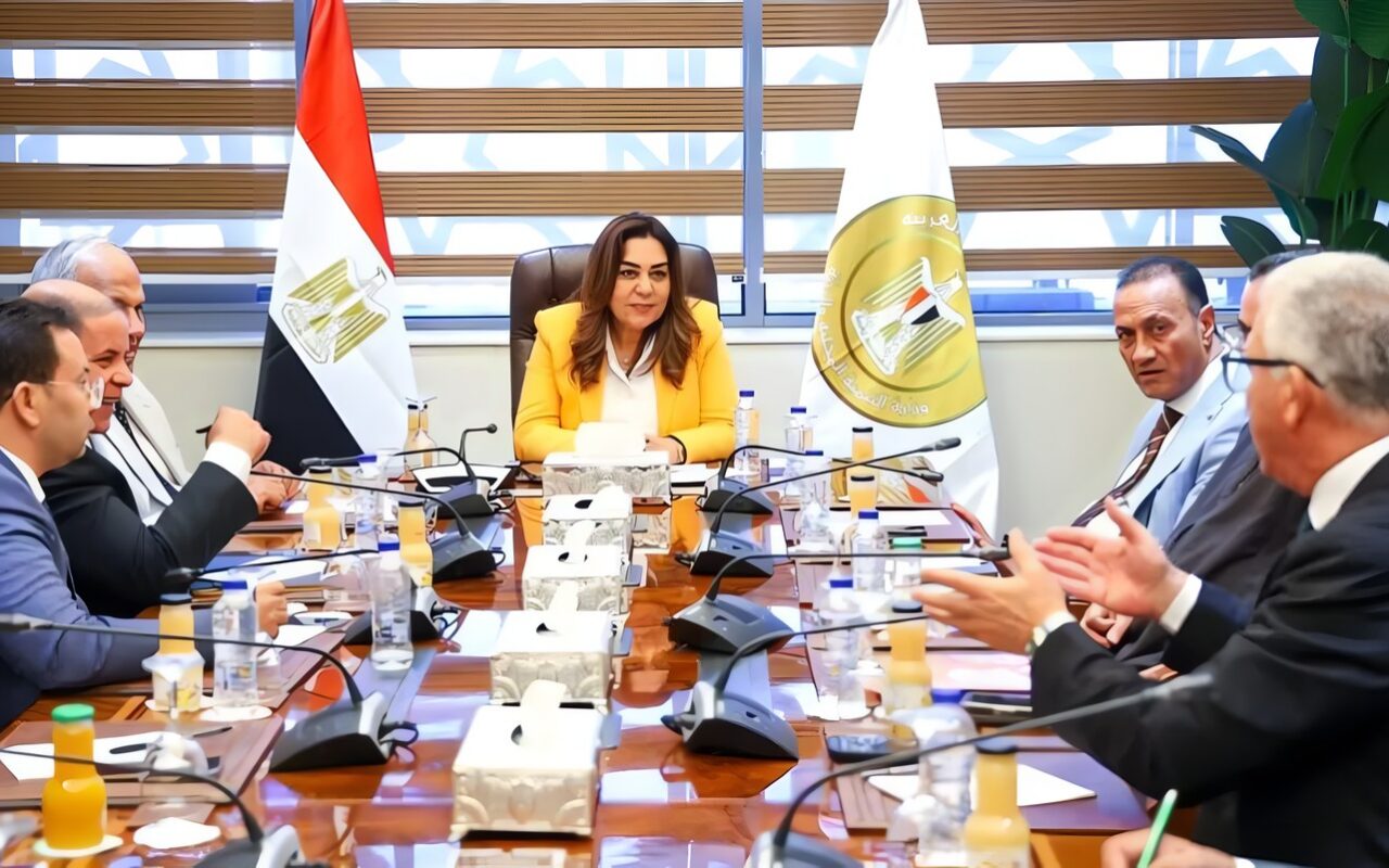 وزيرة التنمية المحلية تبحث 52 طلبا لنواب المنيا وقنا