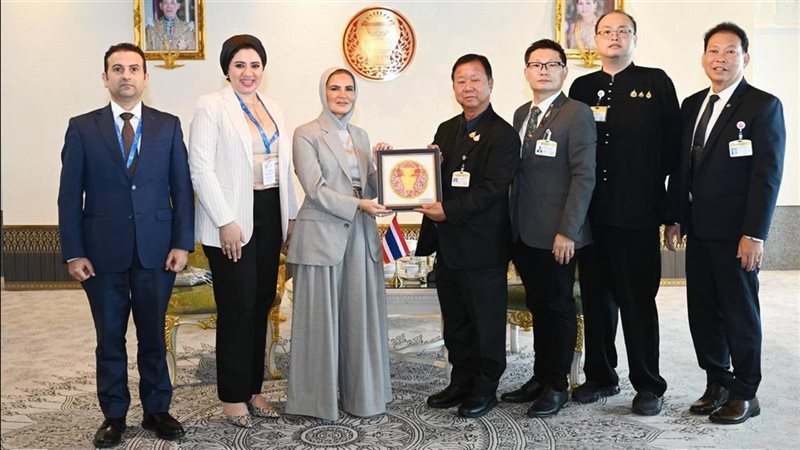 وكيل مالية الشيوخ تبحث مع رئيس لجنة التجارة التايلاندي تعزيز التعاون الثنائي