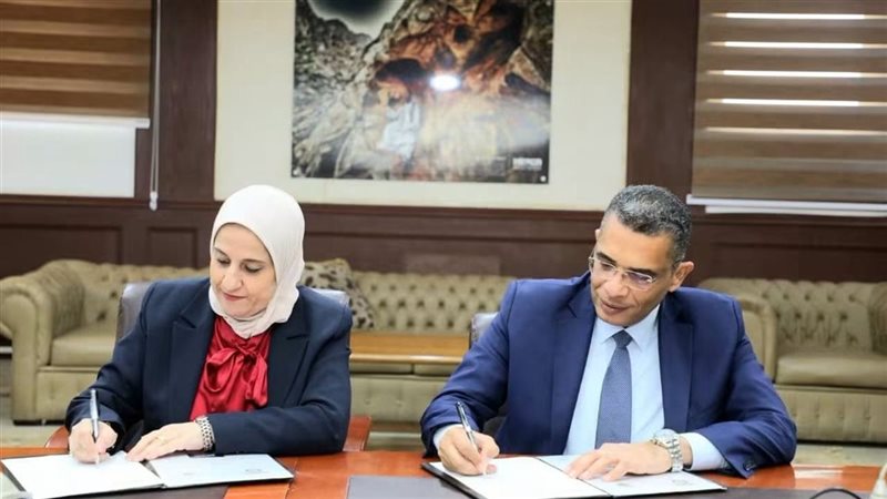 محافظ البحر الأحمر يوقع بروتوكولا لحماية البيئة البحرية والتغيرات المناخية