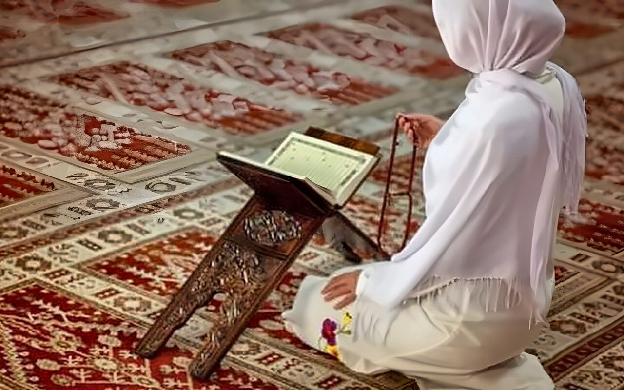 الإفتاء: لا يجوز للمرأة التيمم في هذه الحالة وصلاتها غير صحيحة