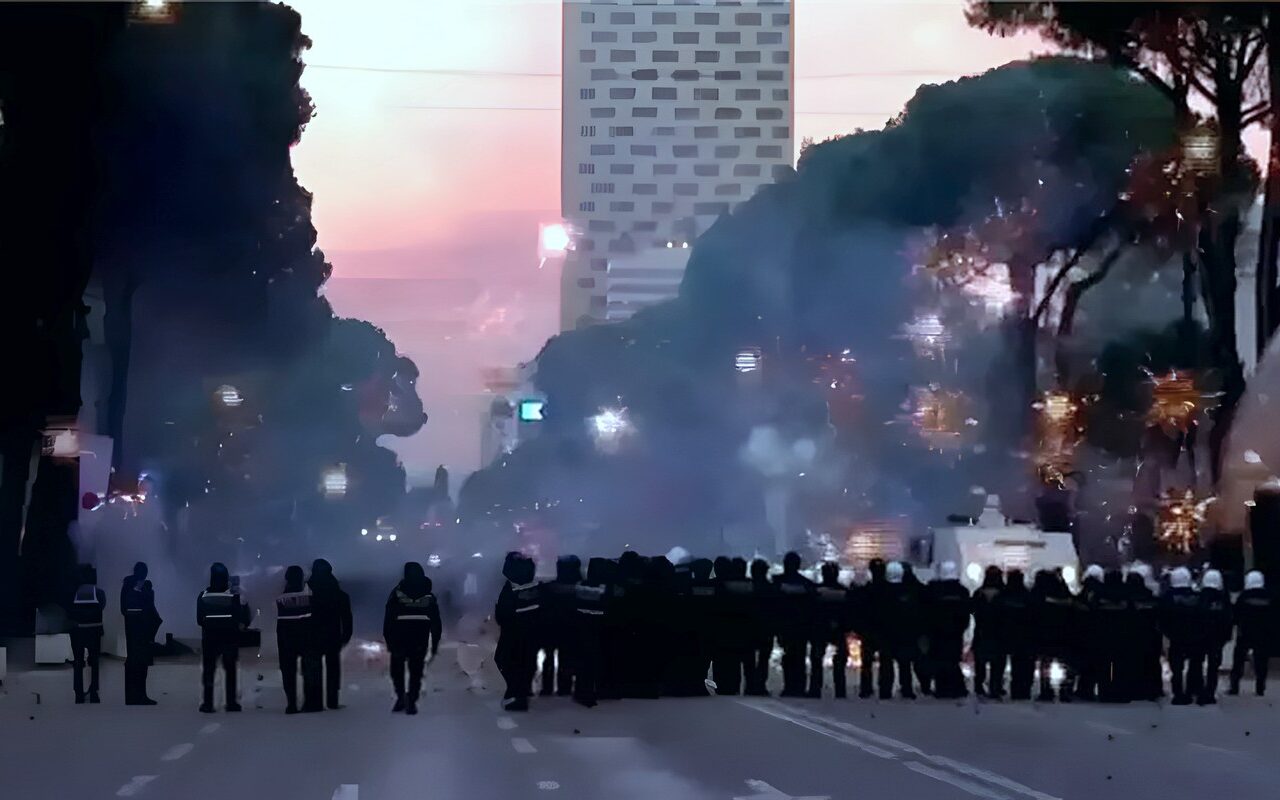 الطلبة يشعلون تيرانا، مواجهات عنيفة بين المحتجين والأمن في ألبانيا (فيديو)