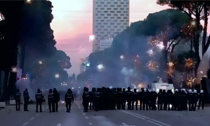 الطلبة يشعلون تيرانا، مواجهات عنيفة بين المحتجين والأمن في ألبانيا (فيديو)