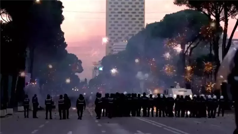 الطلبة يشعلون تيرانا، مواجهات عنيفة بين المحتجين والأمن في ألبانيا (فيديو)