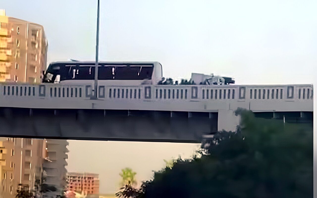 شهامة وجدعنة.. شباب يتسابقون لإنقاذ ركاب سيارة انقلبت على الطريق