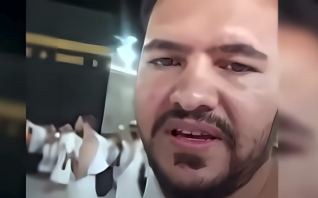 عايز حقي.. شاب مصري يستغيث من أمام الكعبة لاستعادة سبيكة ذهب في بني سويف