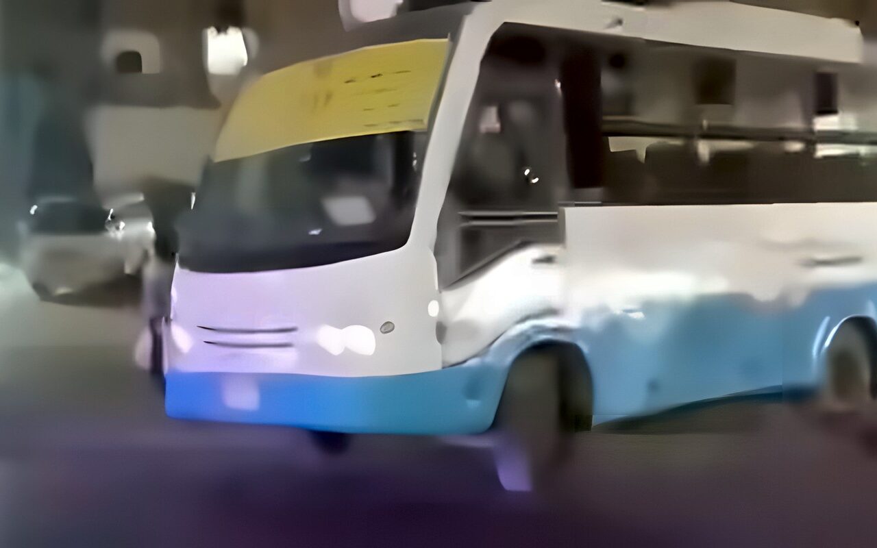 عرّض الركاب للخطر.. فيديو متداول لسائق أتوبيس يسير فوق الرصيف بمدينة نصر