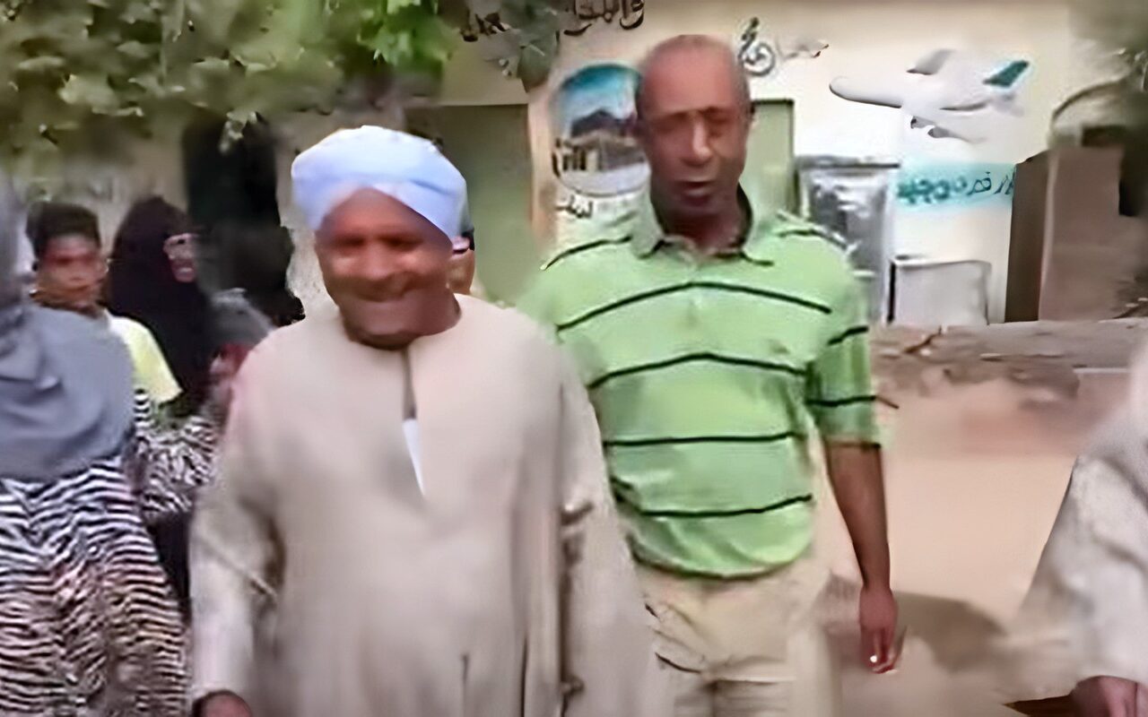 تقديرًا لسنوات عطائه.. ممر شرفي لعامل مدرسة نجع الكوم في الأقصر بعد بلوغه المعاش