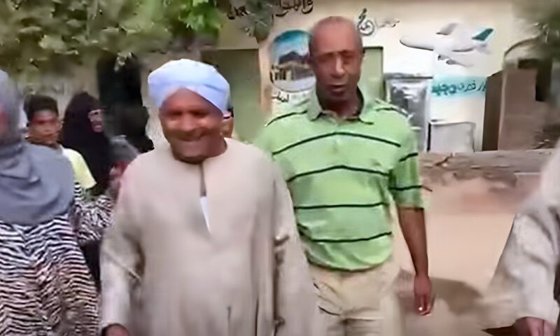 تقديرًا لسنوات عطائه.. ممر شرفي لعامل مدرسة نجع الكوم في الأقصر بعد بلوغه المعاش