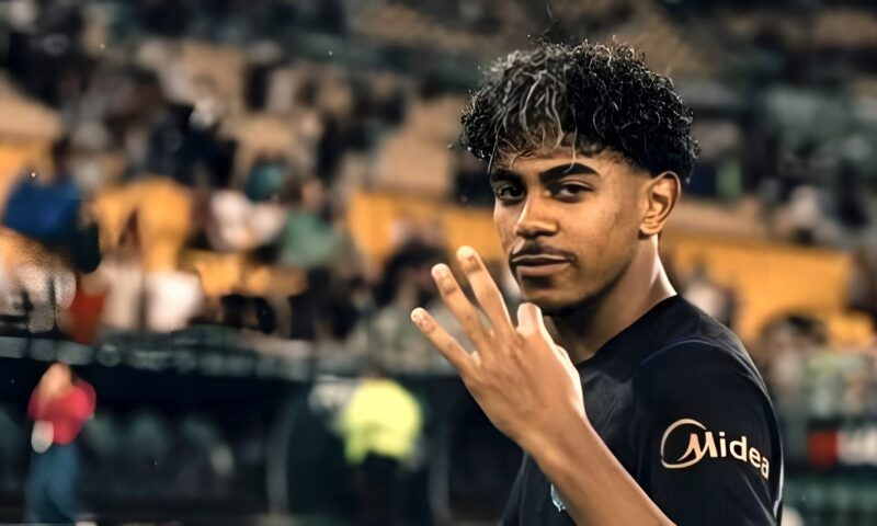 هانسي فليك: لامين يامال أفضل لاعب في العالم
