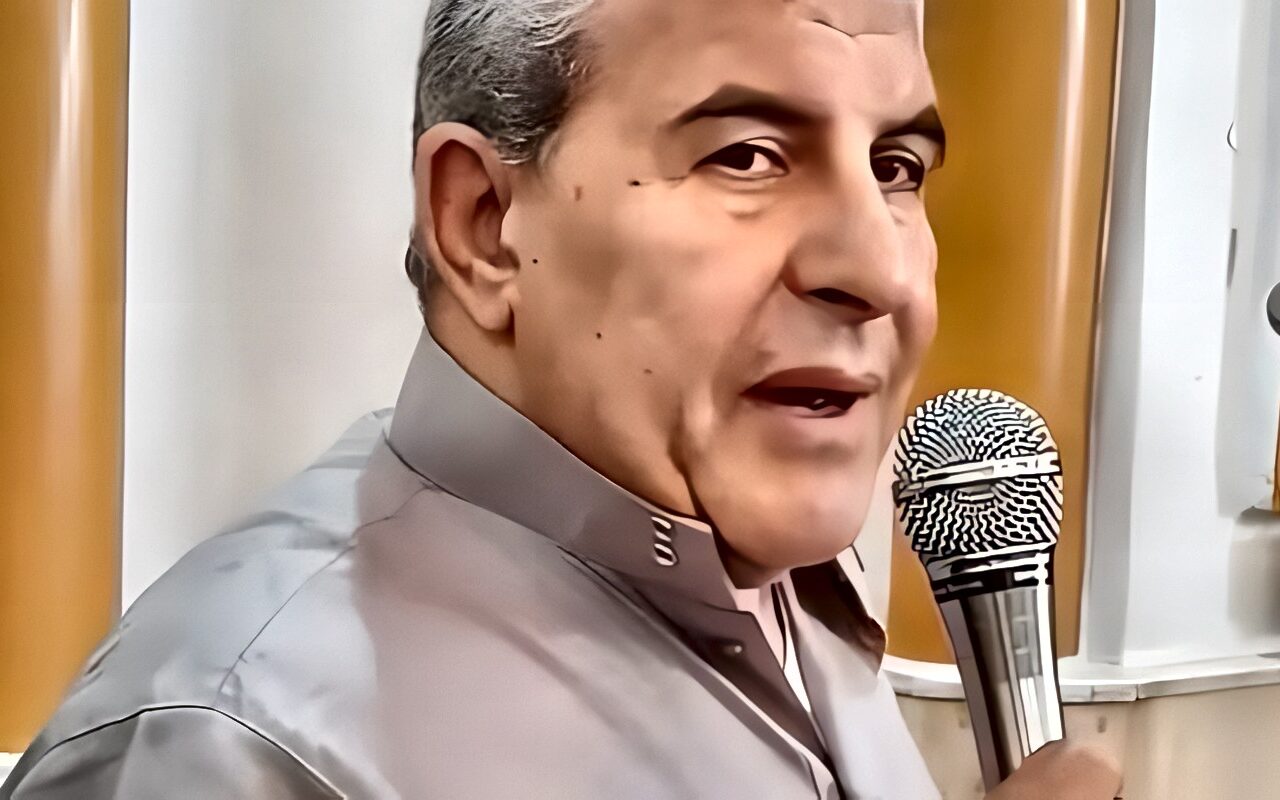 بالجلابية  والسبحة.. طاهر أبو زيد في أجواء روحانية داخل الساحة الرضوانية بالأقصر