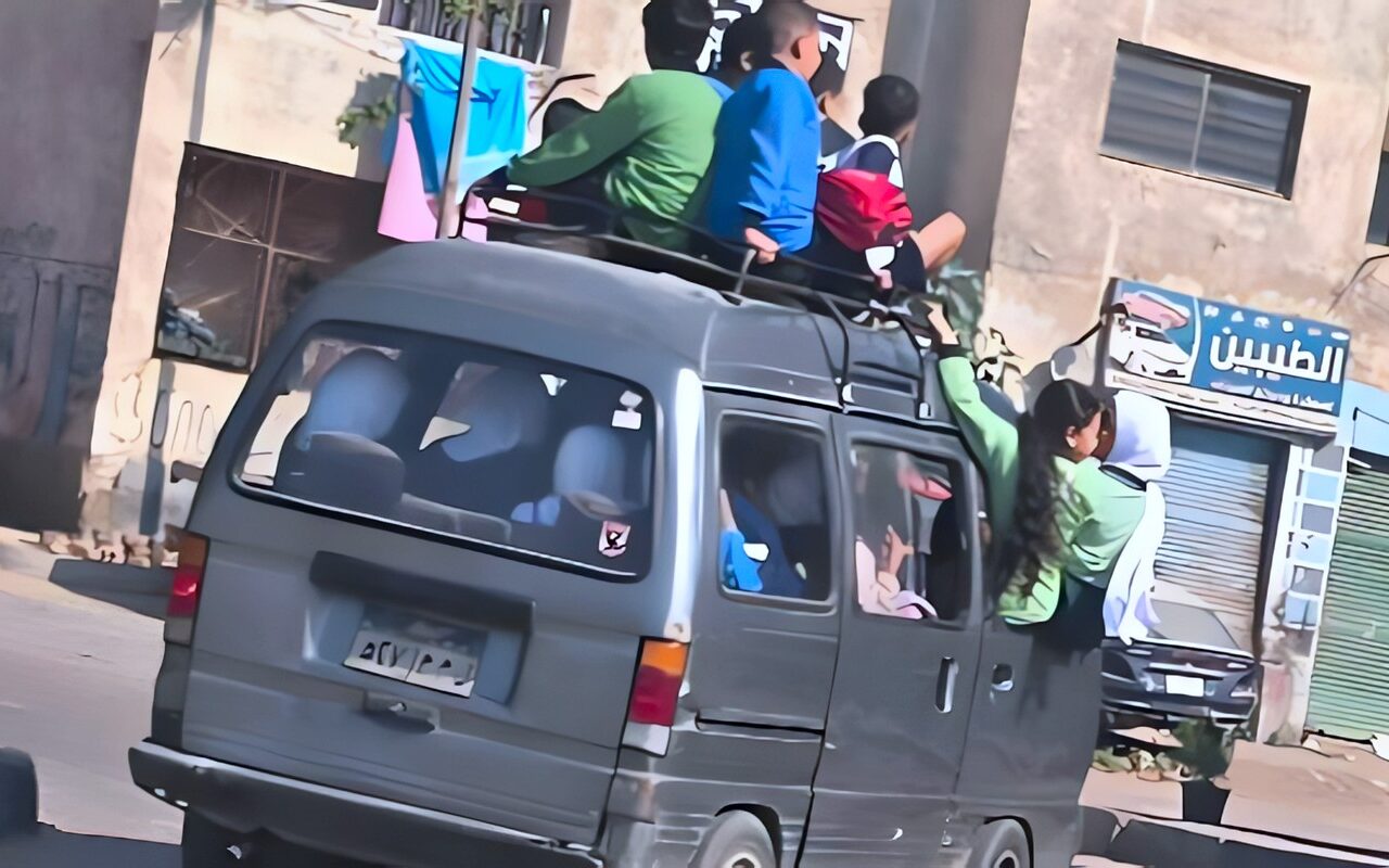 كأنهم بضاعة.. ميكروباص يحمل طلابا فوق الشبكة في مشهد يثير الجدل