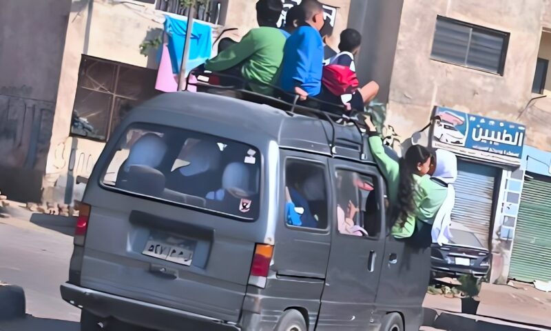 كأنهم بضاعة.. ميكروباص يحمل طلابا فوق الشبكة في مشهد يثير الجدل