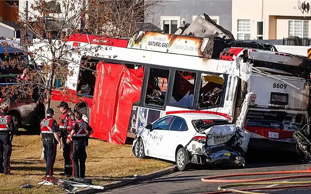 النار التهمت إحداهما، مصرع وإصابة 16 شخصا في تصادم حافلتين للنقل العام بكندا (فيديو)