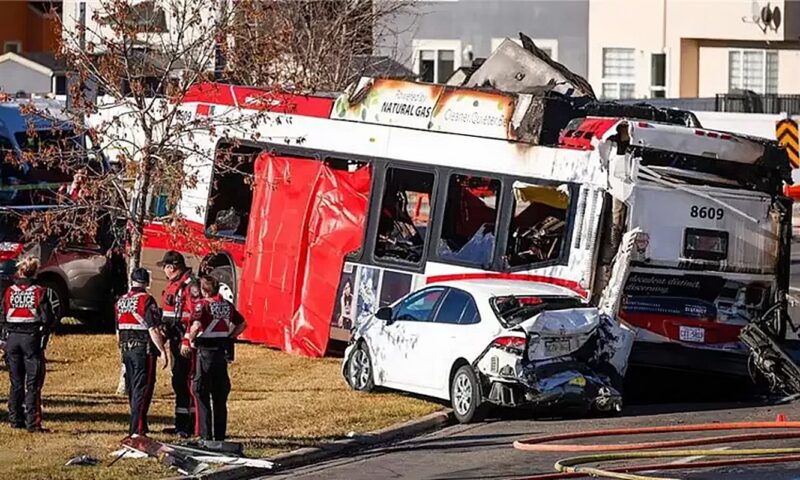 النار التهمت إحداهما، مصرع وإصابة 16 شخصا في تصادم حافلتين للنقل العام بكندا (فيديو)
