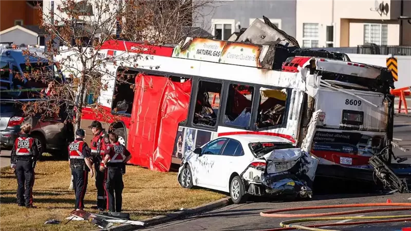 النار التهمت إحداهما، مصرع وإصابة 16 شخصا في تصادم حافلتين للنقل العام بكندا (فيديو)