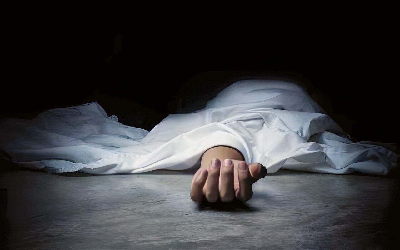 المخدرات دمرت حياتهم.. عاطل ينهي حياة زوجته أمام أطفالهما بالبدرشين