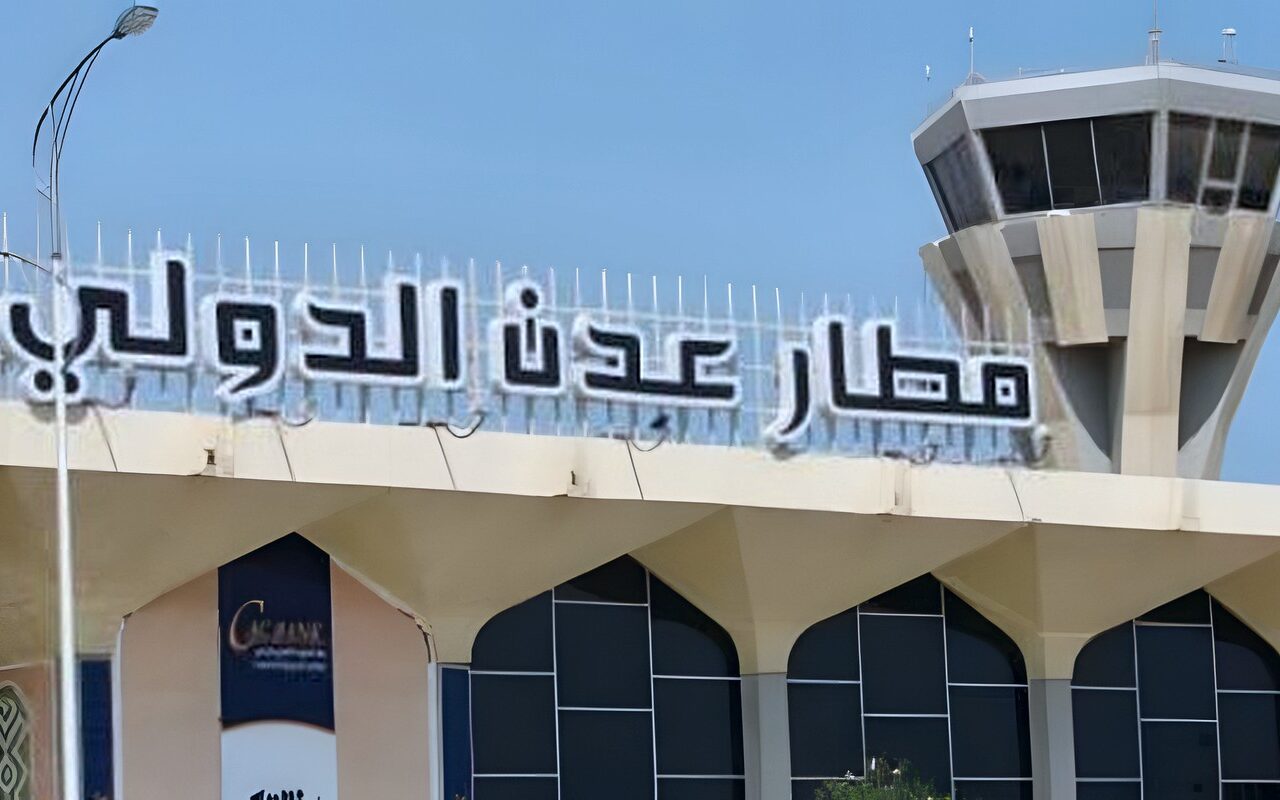 أول تعليق من وزارة النقل اليمنية على استهداف مطار عدن الدولي
