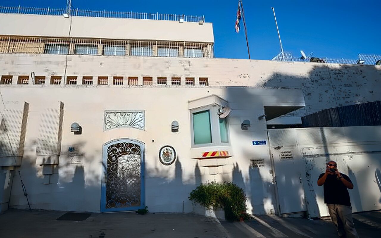 بعد إزالة اللافتات.. بريطانيا تتخذ إجراءات عاجلة بشأن قنصليتها في القدس