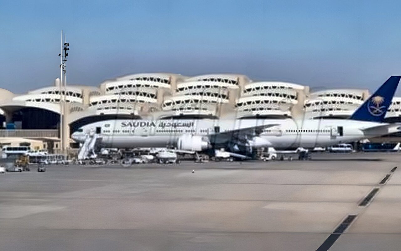 بيان عاجل من السعودية بشأن استهداف مطار الملك خالد الدولي