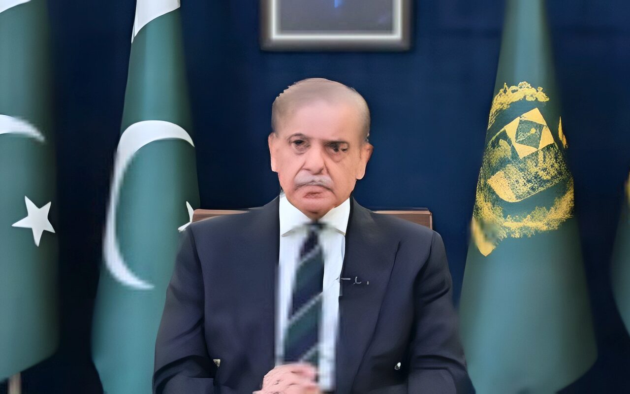 شاهباز شريف يعلن إصابة 6باكستانيين في الهجوم على مطار الملك خالد بالرياض