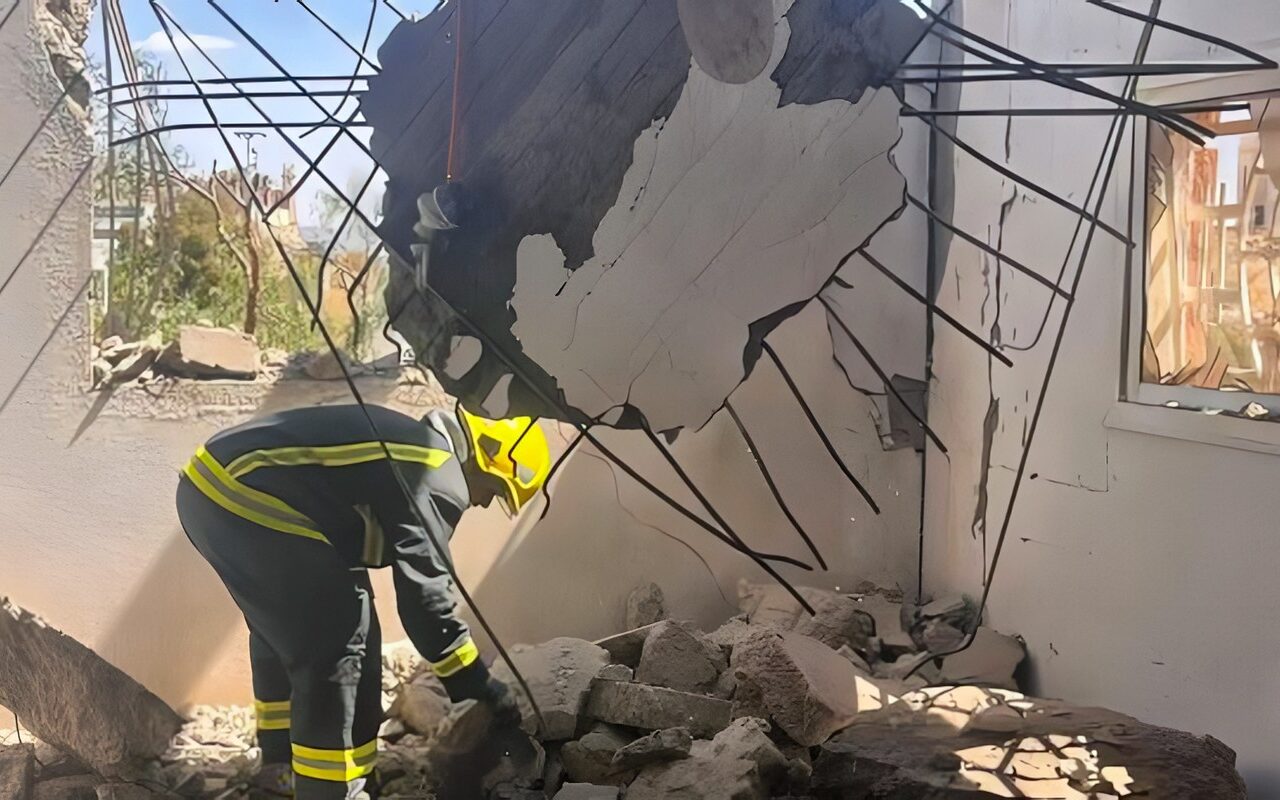السعودية .. اعتراض صاروخين وشظايا تصيب شخصين وتضرر 3 مركبات و7 مبان