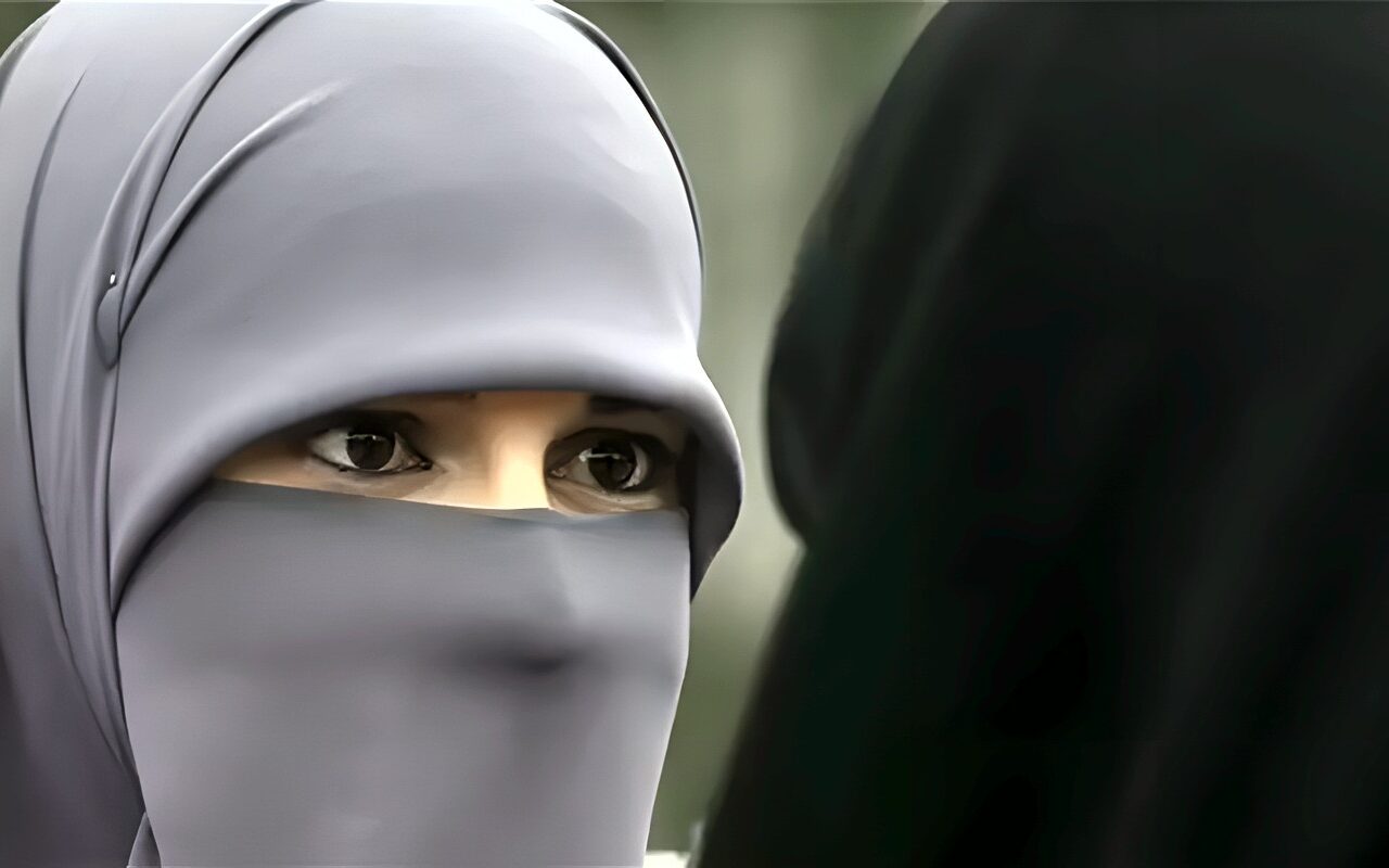 الإفتاء: يجوز للمرأة خلع النقاب في هذه الحالة