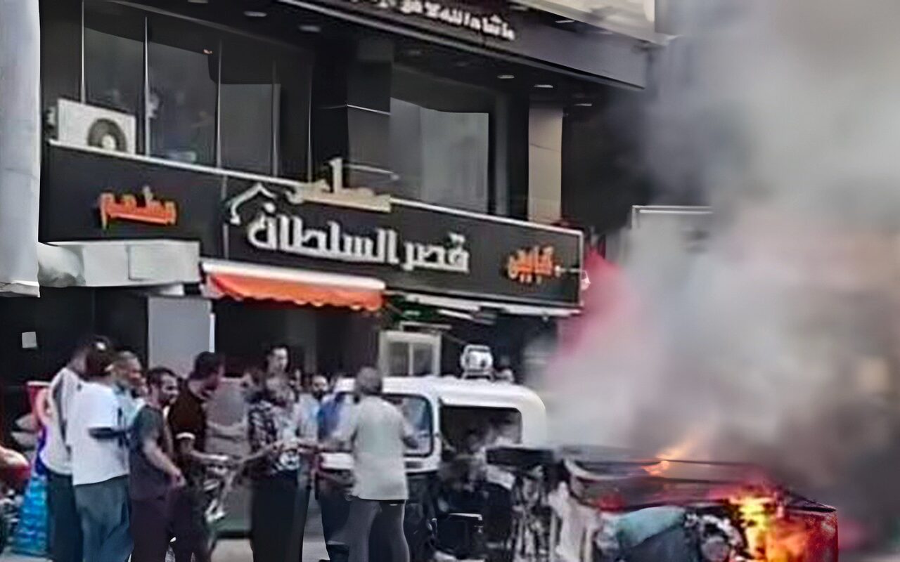 حريق يلتهم «توك توك» في الخصوص.. والدفع بسيارات الإطفاء للسيطرة على النيران