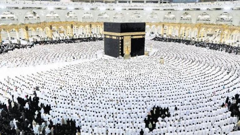 هل يجوز أداء أكثر من عمرة في اليوم الواحد؟.. أمين الفتوى يجيب