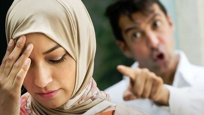 لماذا يضحك الرجل مع أصدقائه ويعبس في وجه زوجته؟.. أمين الفتوى يجيب