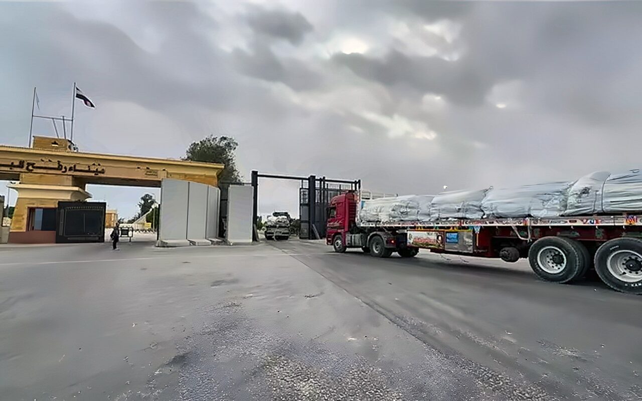 الهلال الأحمر يطلق قافلة «زاد العزة 292» لدعم الفلسطينيين بالخيام والبطاطين استعدادًا للشتاء