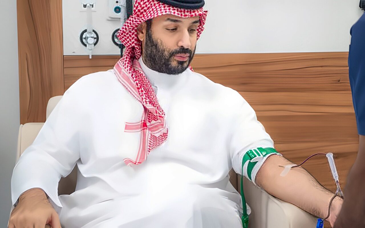 بادرة وطنية إنسانية.. ولي العهد السعودي يتبرع بالدم ويطلق الحملة الوطنية لعام 2026 | صور