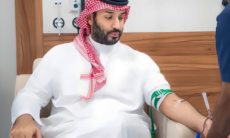 بادرة وطنية إنسانية.. ولي العهد السعودي يتبرع بالدم ويطلق الحملة الوطنية لعام 2026 | صور