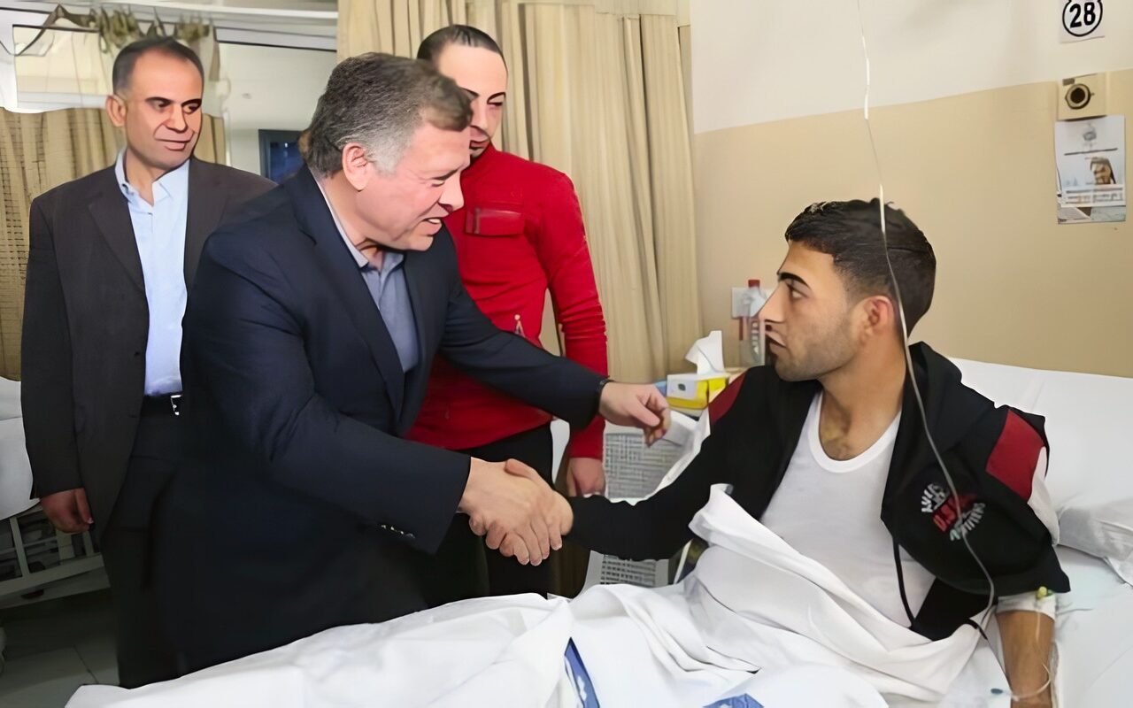 في لفتة إنسانية.. ملك الأردن يزور مصابي هجوم الكرك الإرهـ ابي.. بالصور